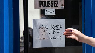 Fransa'da bir mağazanın kapısındaki 'Açığız, klimamız var" yazısı