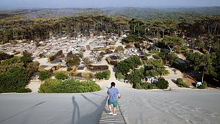Am Fuß der Dune du Pilat Zerstörung: 5 Campingplätze und zehntausende Hektar Pinienwald sind in Frankreich in den vergangenen 12 Tagen niedergebrannt.