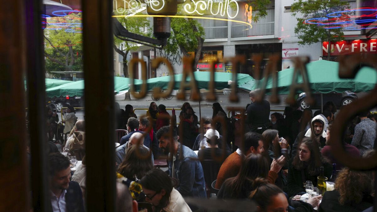Vendégek egy párizsi étterem teraszán. Augusztusban már tilos lesz az ajtót nyitva hagyni a légkondícionált üzletekben