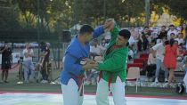 Dos 'luchadores' se enfrentan en el Torneo Internacional de kurash para el Premio del Presidente de Uzbekistán, en París.