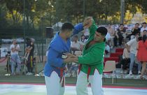 Dos 'luchadores' se enfrentan en el Torneo Internacional de kurash para el Premio del Presidente de Uzbekistán, en París.