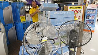Ein Angestellter eines Geschäfts in Marseille türmt Klimaanlagen und Ventilatoren auf - sie sind in Hitzewellen besonders gefragt. Archivbild 2015
