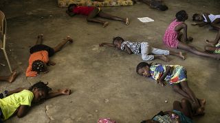 Unos niños duermen en el suelo de la escuela tras verse obligados a abandonar sus hogares en Cité Soleil, en Puerto Príncipe, Haití, el 23 de julio de 2022.