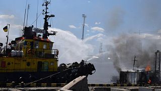 Orosz rakétacsapások után: az odesszai kikötő tüzét oltják tűzoltók