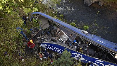 Kenya : un car de voyageurs chute d'un pont, au moins 30 morts