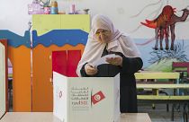 امرأة في أحد مراكز الاقتراع في تونس 25/07/2022
