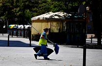 Uma mulher, varredora de rua, caminha na rua L'Hospitalet del Llobregat, perto de Barcelona, a 19 de julho de 2022. Espanha