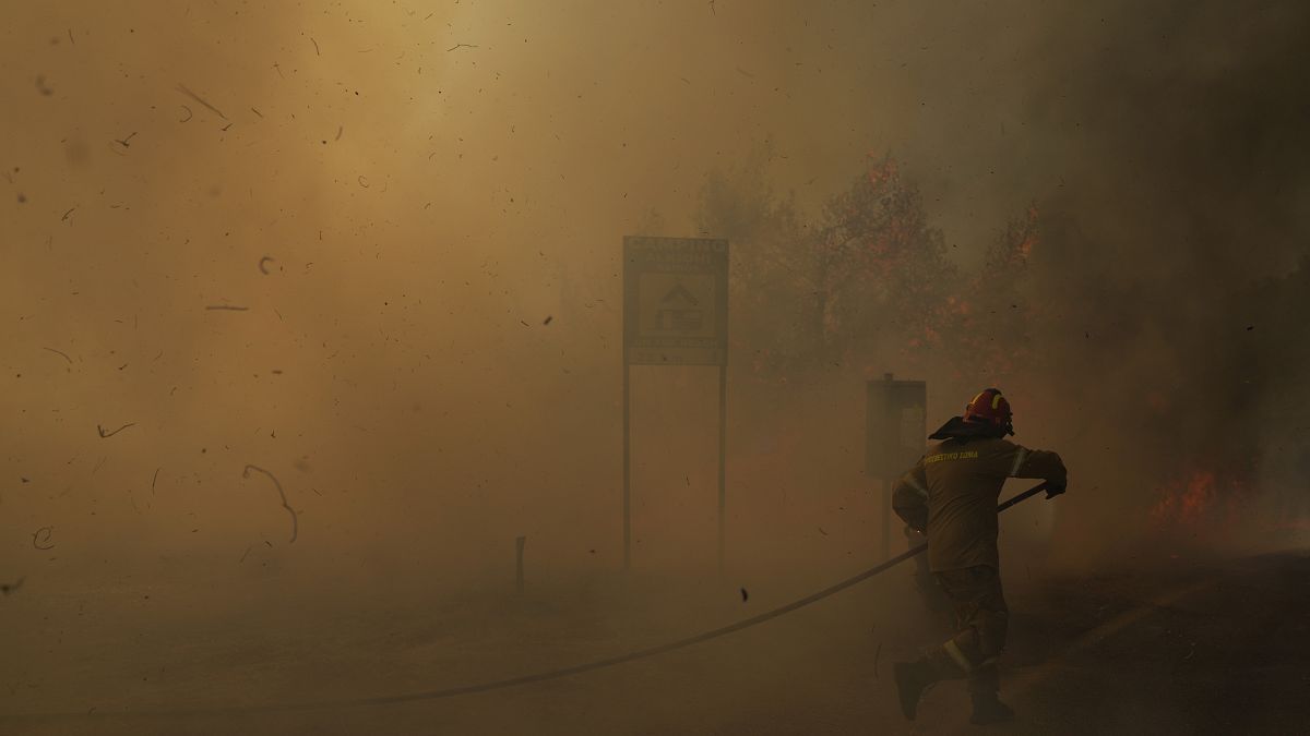 Un bombero intenta extinguir las llamas durante un incendio forestal cerca de la ciudad de Megara, al oeste de Atenas, Grecia, 20 de julio de 2022.