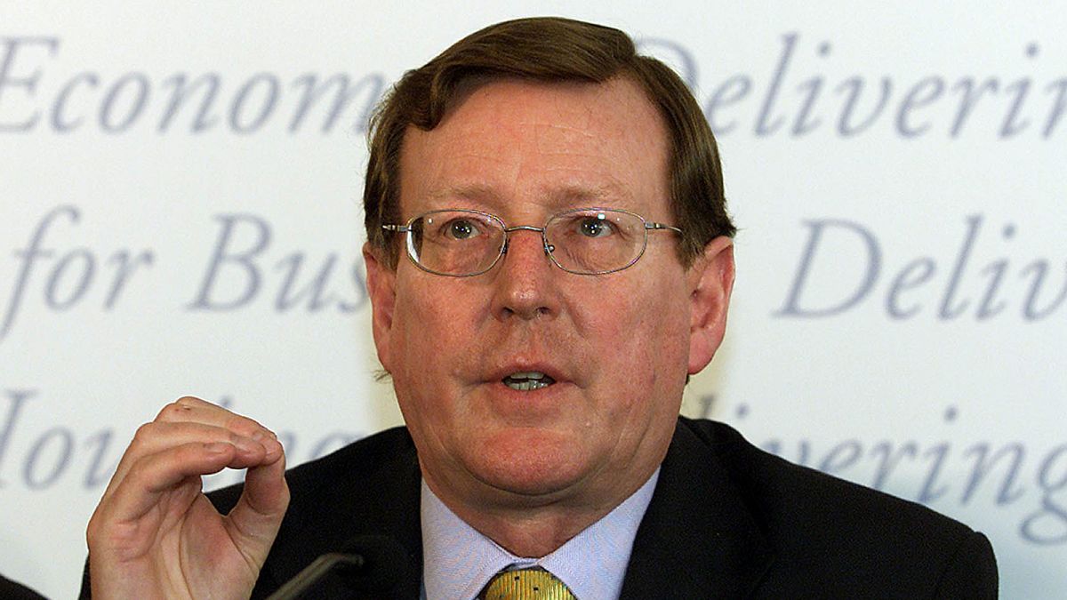 Protestant leader and Northern Ireland First Minister David Trimble gives a press conference in Belfast City Centre, 8 May 2001