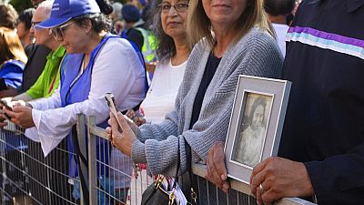 Απόγονοι ιθαγενών που φοιτησαν στα καθολικά σχολεία περιμένουν την άφιξη του Πάπα Φραγκίσκου, 25 Ιουλίου 2022