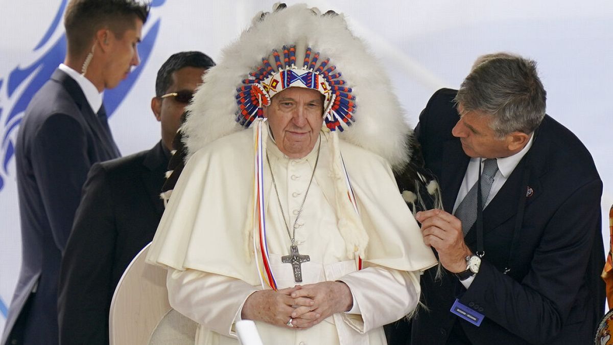 El Papa Francisco se pone un tocado que le fue regalado durante una visita con los pueblos indígenas en Maskwaci, la antigua Escuela Residencial Ermineskin