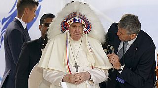 El Papa Francisco se pone un tocado que le fue regalado durante una visita con los pueblos indígenas en Maskwaci, la antigua Escuela Residencial Ermineskin