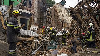 Equipos de rescate retiran los escombros tras un ataque con misiles rusos en Chuhuiv, región de Járkov, Ucrania, el lunes 25 de julio de 2022.