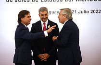 El presidente de Uruguay junto a los presidentes de Paraguay y de Argentina en la cumbre del Mercosur, el 21 de julio de 2022