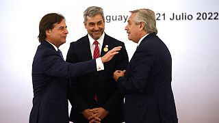 El presidente de Uruguay junto a los presidentes de Paraguay y de Argentina en la cumbre del Mercosur, el 21 de julio de 2022
