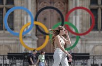 Os anéis olímpicos na fachada da Câmara Municipal de Paris