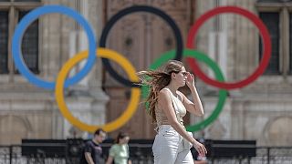 Os anéis olímpicos na fachada da Câmara Municipal de Paris