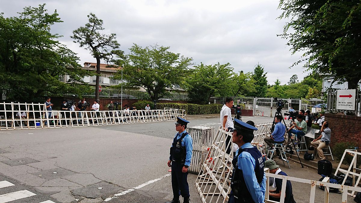 صورة من الارشيف-الشرطة اليابانية والصحفيون خارج مركز الاحتجاز في طوكيو حيث تم إعدام ثلاثة أشخاص-2018