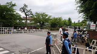 صورة من الارشيف-الشرطة اليابانية والصحفيون خارج مركز الاحتجاز في طوكيو حيث تم إعدام ثلاثة أشخاص-2018