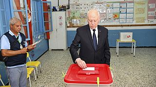 يدلي الرئيس التونسي قيس سعيد بصوته في مركز اقتراع في تونس العاصمة، 25 يوليو 2022