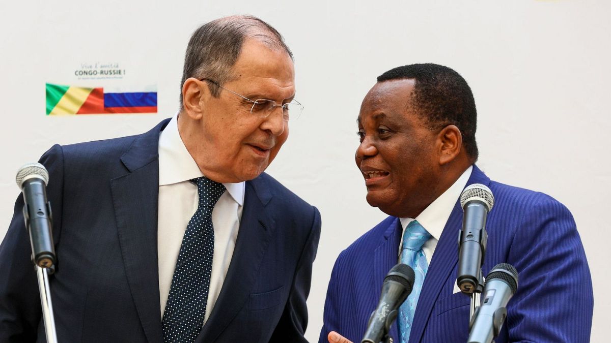 سرگئی لاوروف و ژان-کلود گاکوسو، وزرای امور خارجه روسیه و کنگو در اویو