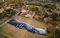 Vue aérienne de l'œuvre de l'artiste français Saype, réalisée à Brumadinho, dans l'Etat brésilien du  of Minas Gerais, le 24 juillet 2022