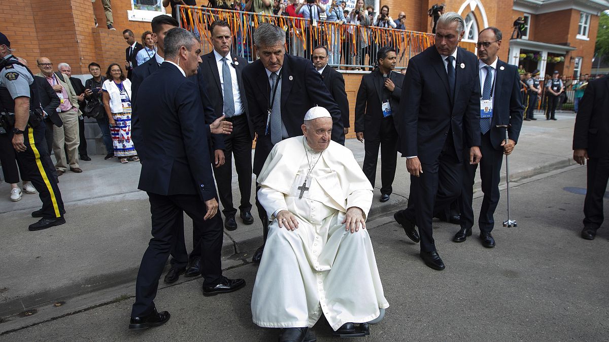 البابا يطلب من مساعديه أن يقتربوا من طالبي البركات البابوية