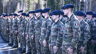 A 7. hegyi zászlóalj francia csapatai felsorakoznak az észtországi Amari légibázison, 2022