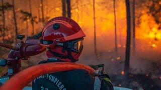 Un bombero trabajando en un incendio forestal en La Test-de-Buch, al suroeste de Francia, a última hora del lunes 18 de julio de 2022.
