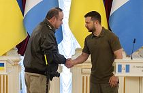 Alejandro Giammattei guatemalai elnök és Volodimir Zelenszkij ukrán elnök hétfőn Kijevben