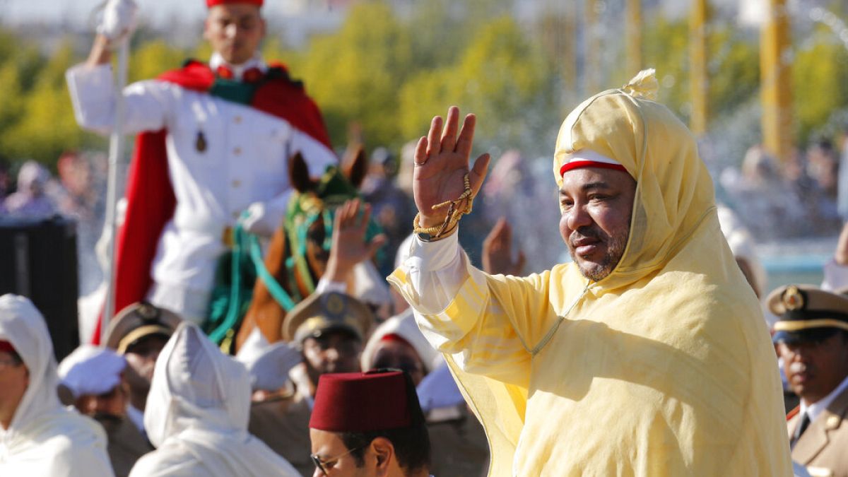 الملك المغربي محمد السادس يلوح للمواطنين خلال مراسم البيعة بقصر الملك بالرباط، المغرب، الخميس 31 يوليو 2014 