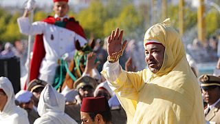 الملك المغربي محمد السادس يلوح للمواطنين خلال مراسم البيعة بقصر الملك بالرباط، المغرب، الخميس 31 يوليو 2014