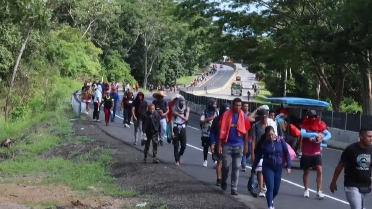 La caravana de migrantes camina hacia Huixtla, México, 25/7/2022