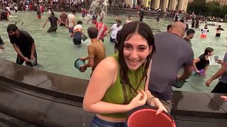Люди обливают друг друга водой на центральной площади Еревана