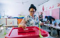 امرأة أدلت بصوتها في مركز اقتراع في أريانة ، بالقرب من تونس العاصمة ، الاثنين 25 يوليو 2022