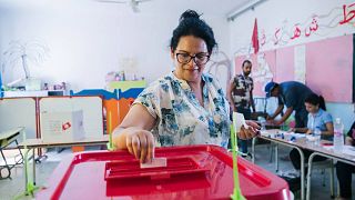 امرأة أدلت بصوتها في مركز اقتراع في أريانة ، بالقرب من تونس العاصمة ، الاثنين 25 يوليو 2022