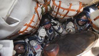 Bild aus besseren Zeiten: Russische und amerikanische Besatzungsmitglieder der Internationalen Raumstation (ISS)  bei der Rückkehr an Bord einer Sojus-Kapsel  (2012)