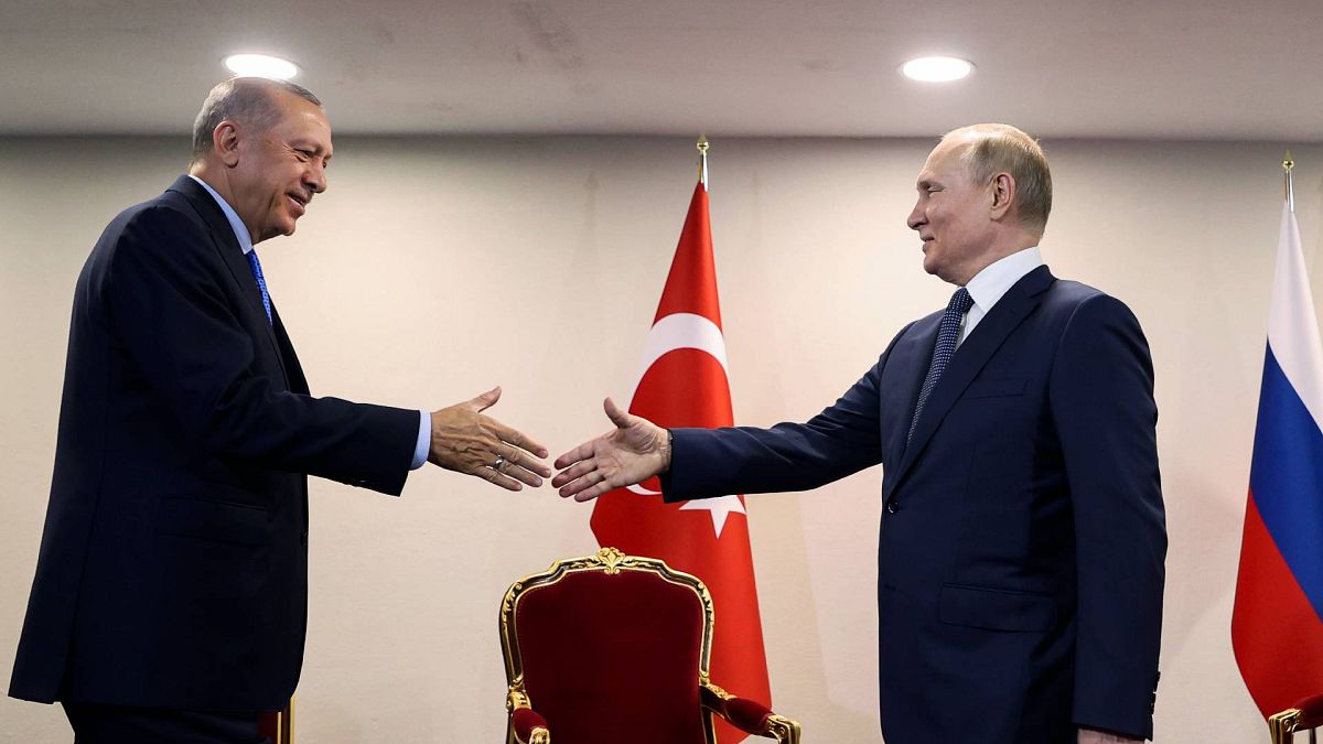 الرئيس التركي رجب طيب أردوغان يصافح الرئيس الروسي فلاديمير بوتين خلال اجتماعهما في طهران، إيران، الثلاثاء 19 يوليو 2022