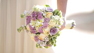 عروس تحمل أزهار زفاف