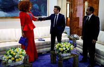 La première dame du Cameroun, Chantal Biya, avec Emmanuel Macron et le président camerounais Paul Biya à Yaoundé, le 26 juillet 2022.