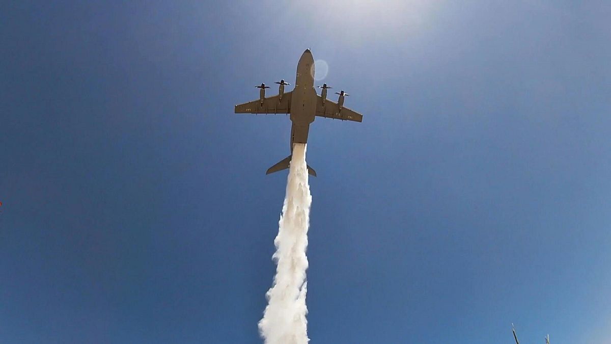 "إيرباص" تختبر طائرة نقل عسكرية في مجال إطفاء الحرائق