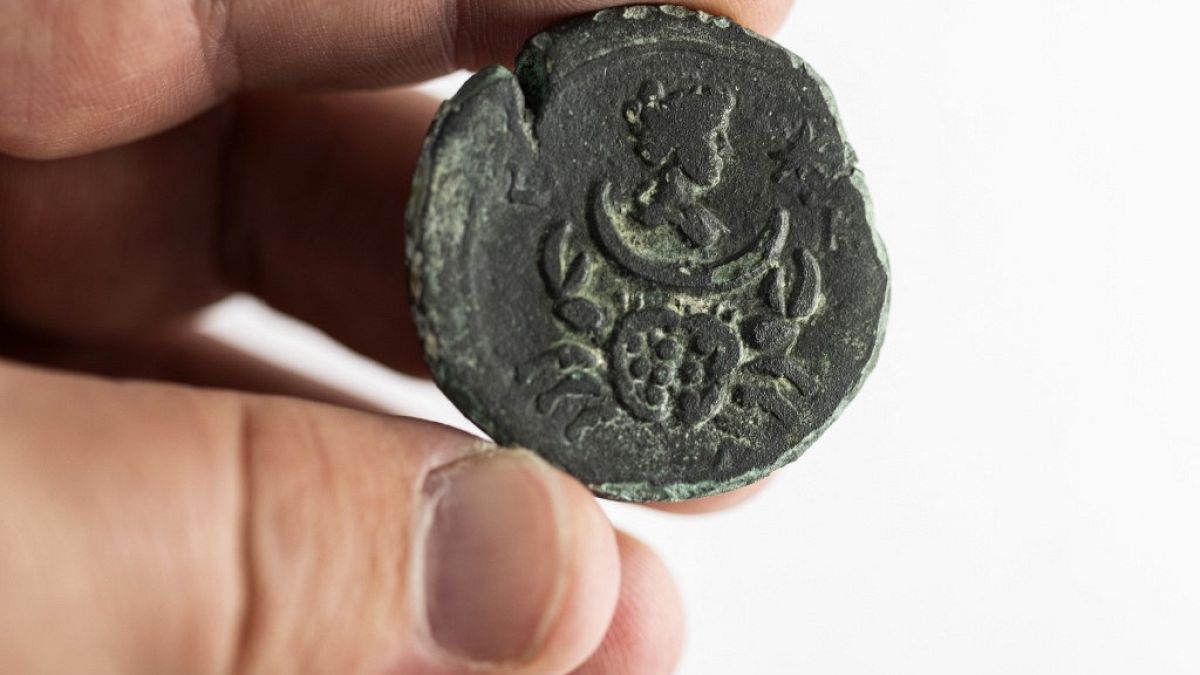 Luna und das Tiersternzeichen Krebs: Die in Israel im Meer entdeckte Bronzemünze soll rund 1850 Jahre alt sein.