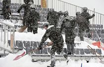 سربازان ارتش سوئیس در حال برف روبی.