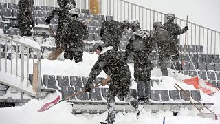 سربازان ارتش سوئیس در حال برف روبی.