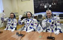 رواد الفضاء الروس، القائد أليغ أرتيمييف، مهندسو الطيران دينيس شاتفييف وسيرجي كورساكوف  أعضاء الطاقم الرئيسي لمحطة الفضاء الدولية، كازاخستان