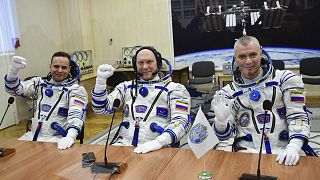 رواد الفضاء الروس، القائد أليغ أرتيمييف، مهندسو الطيران دينيس شاتفييف وسيرجي كورساكوف  أعضاء الطاقم الرئيسي لمحطة الفضاء الدولية، كازاخستان