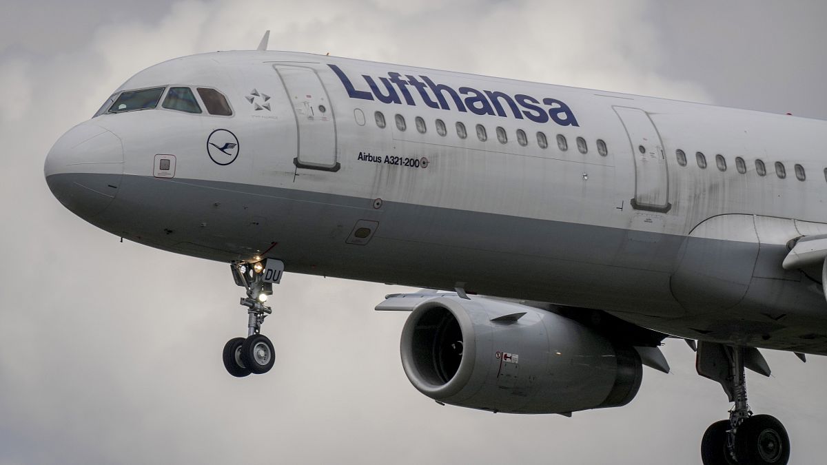 La aerolínea Lufthansa cancelará sus vuelos en Fráncfort y Múnich, tras la huelga de sus 20 000 empleados, convocada por el sindicato alemán Ver.di