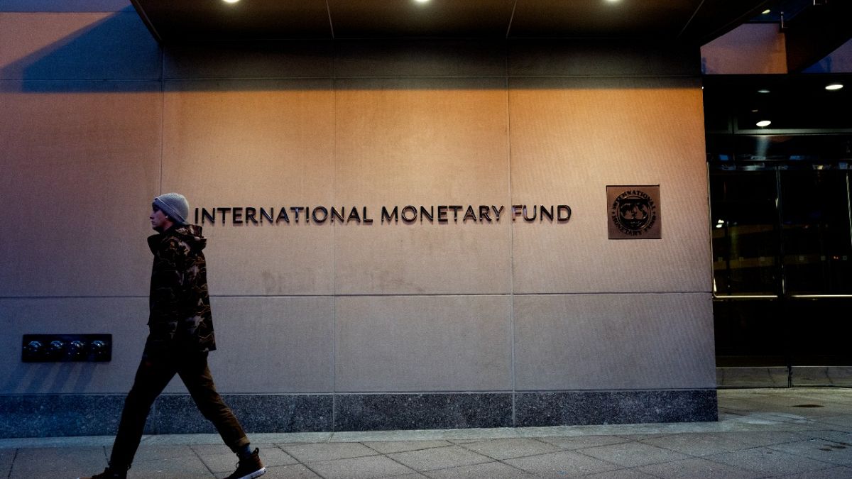 أحد المشاة بجانب مقر صندوق النقد الدولي في واشنطن، الولايات المتحدة الأمريكية. 