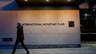 أحد المشاة بجانب مقر صندوق النقد الدولي في واشنطن، الولايات المتحدة الأمريكية. 