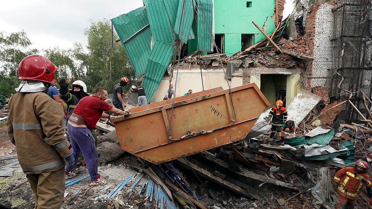 Rescatistas retiran los escombros tras un ataque con misiles rusos el lunes en Chuhuiv, región de Járkov, Ucrania, el 26 de julio de 2022. 